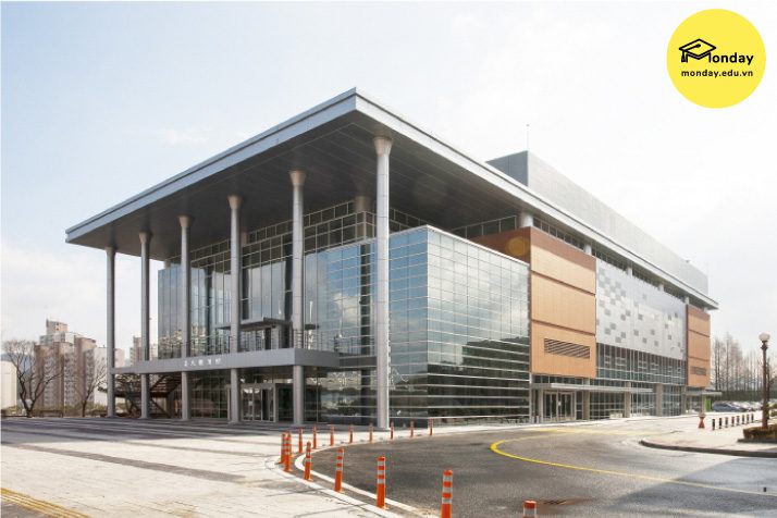 Tòa nhà Changdae Gymnasium của trường Cao đẳng Khoa học Kỹ thuật Daejeon 