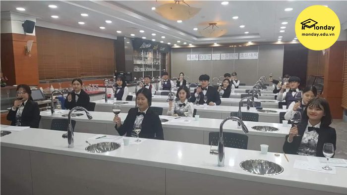 Sinh viên Viện Công nghệ Dong-eui trong lớp học thử rượu của ngành Khách sạn Du lịch 
