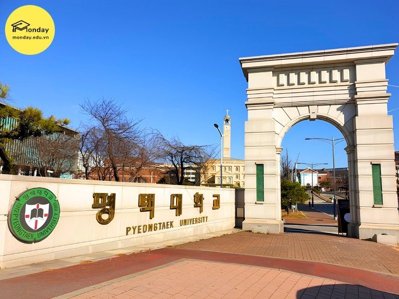 Cổng trường Đại học Pyeongtaek