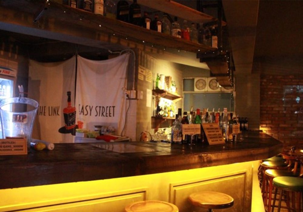 Một quầy bar ở Itaewon