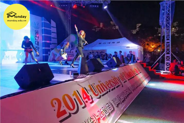 Ca sỹ Ailee biểu diễn tại lễ hội âm nhạc của trường Đại học Ulsan