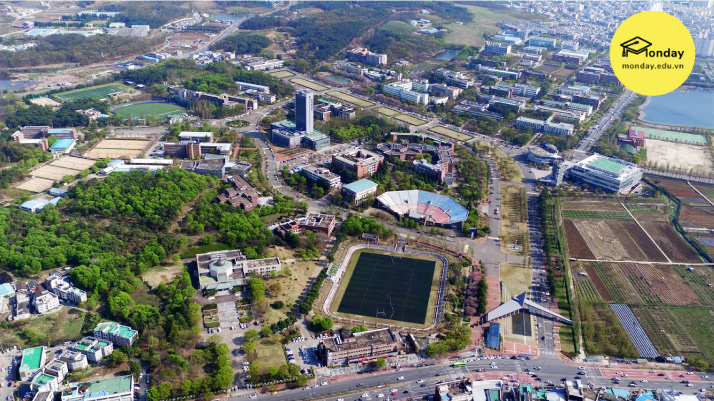 Đại học Yeungnam nhìn từ trên cao 