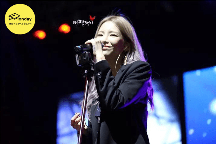 Nữ ca sỹ Heize biểu diễn tại Lễ hội trường Đại học Woosong