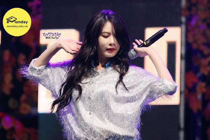 Ca sỹ Hyuna biểu diễn tại lễ hội trường Đại học Youngsan