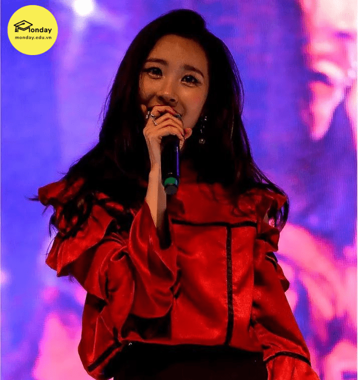 Nữ ca sỹ Sunmi biểu diễn tại Lễ hội trường Đại học Woosong