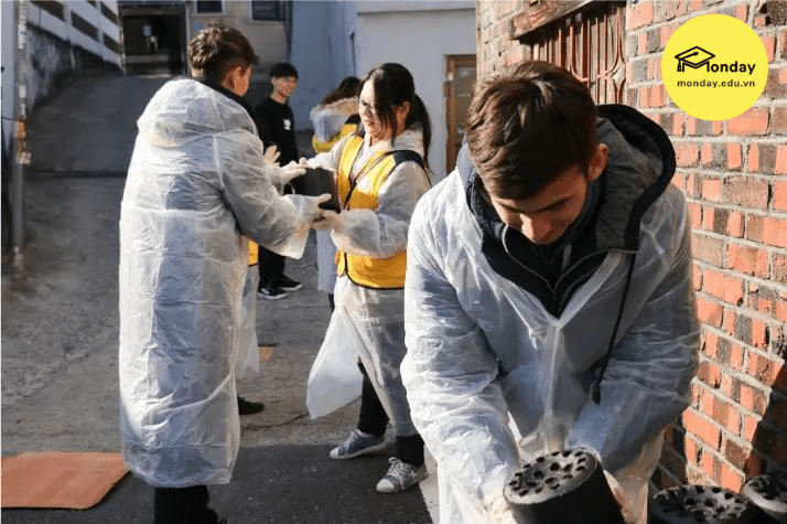 Sinh viên Đại học Woosong tham gia làm tình nguyện trong những ngày đông