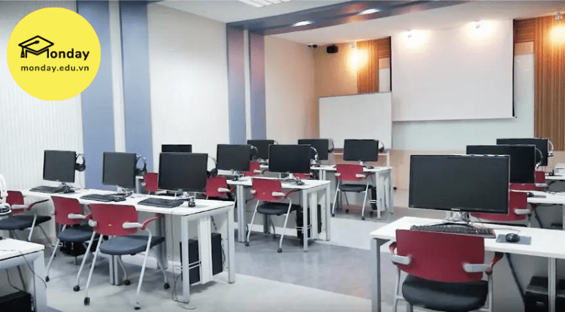 Phòng Lab với dàn máy tính hiện đại phục vụ cho việc học cho sinh viên