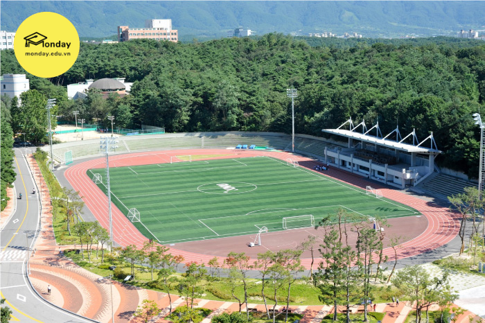 Sân bóng Đại học Quốc gia Kangwon