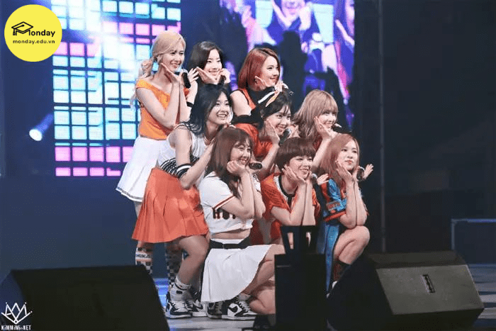 Nhóm nhạc Twice biểu diễn tại lễ hội trường Đại học quốc gia Pukyong