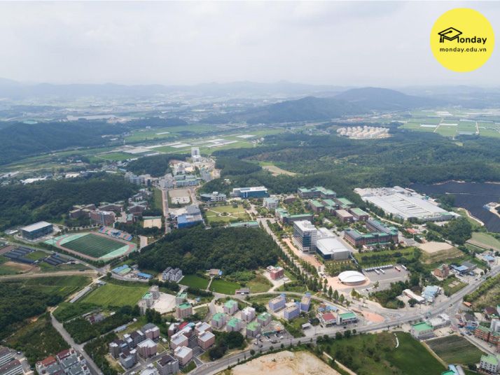 View Đại học Công nghệ và Giáo dục Hàn Quốc nhìn từ trên cao