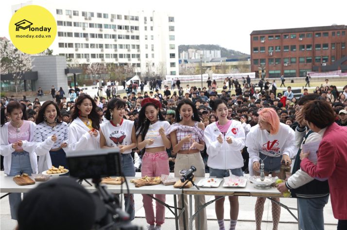 Twice quay chương trình thực tế tại trường Đại học Kwangwoon