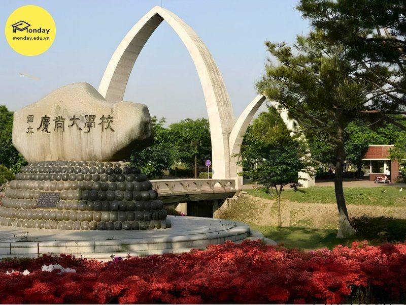 Cổng chào trường Đại học Quốc gia Gyeongsang