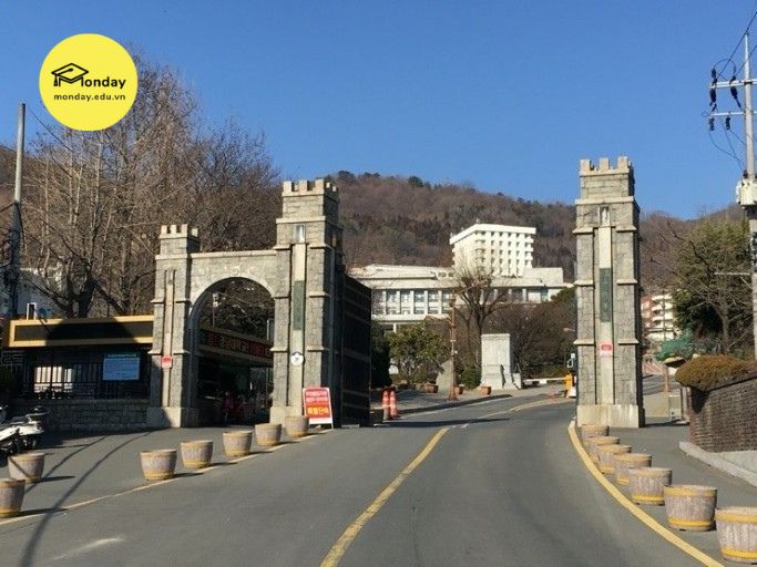 Cổng trường Đại học Kyungnam