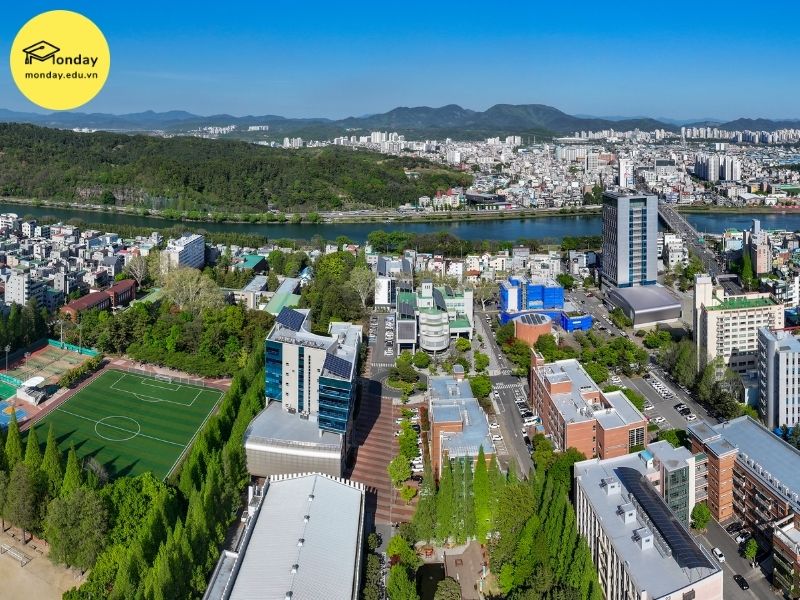 Khung cảnh trường Đại học Quốc gia Gyeongsang từ trên cao