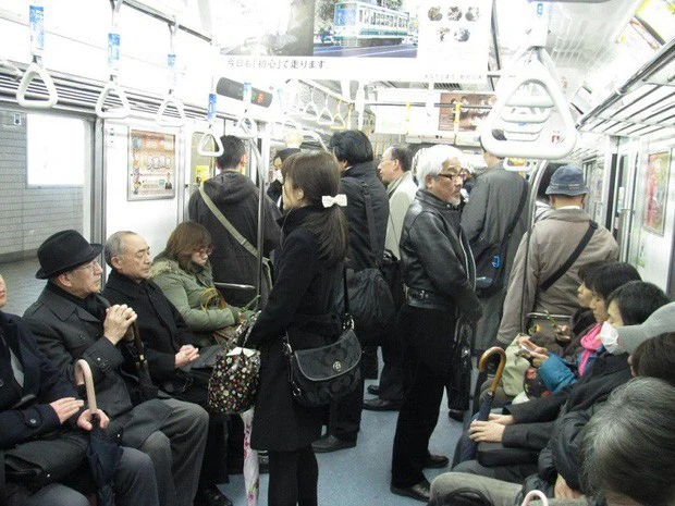 Những điều cấm kỵ ở Hàn Quốc - Không cười đùa trên xe buýt và tàu điện ngầm