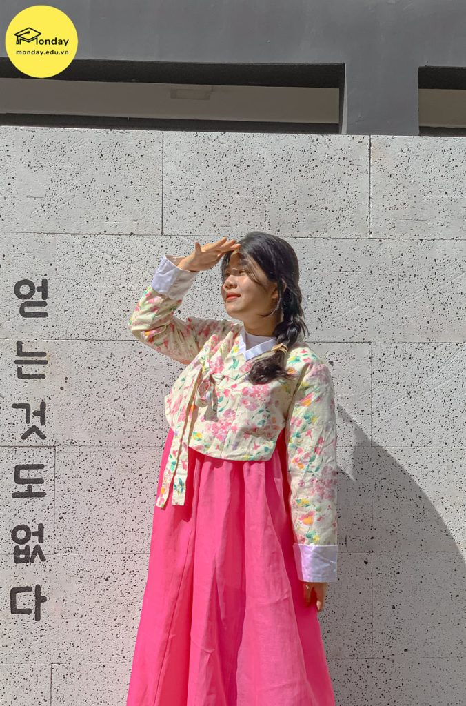 Học viên Monday mặc đồ Hanbok