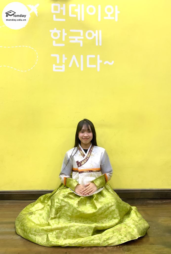 Học viên Monday mặc đồ Hanbok