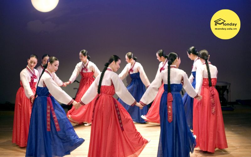 Điệu múa truyền thống Ganggangsullae trong ngày tết Trung thu ở Hàn Quốc