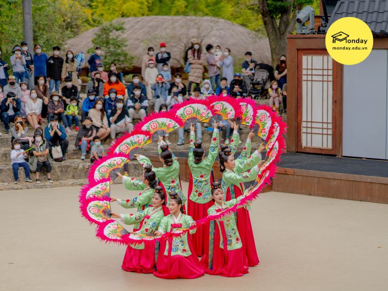 Điệu múa quạt truyền thống của Hàn Quốc