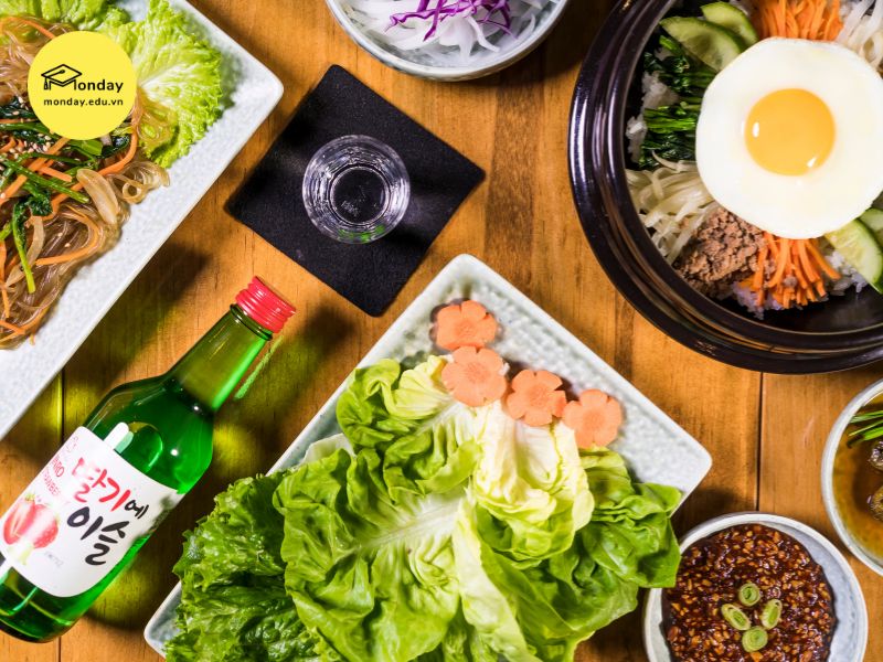 Rượu Soju trên bàn ăn của người Hàn
